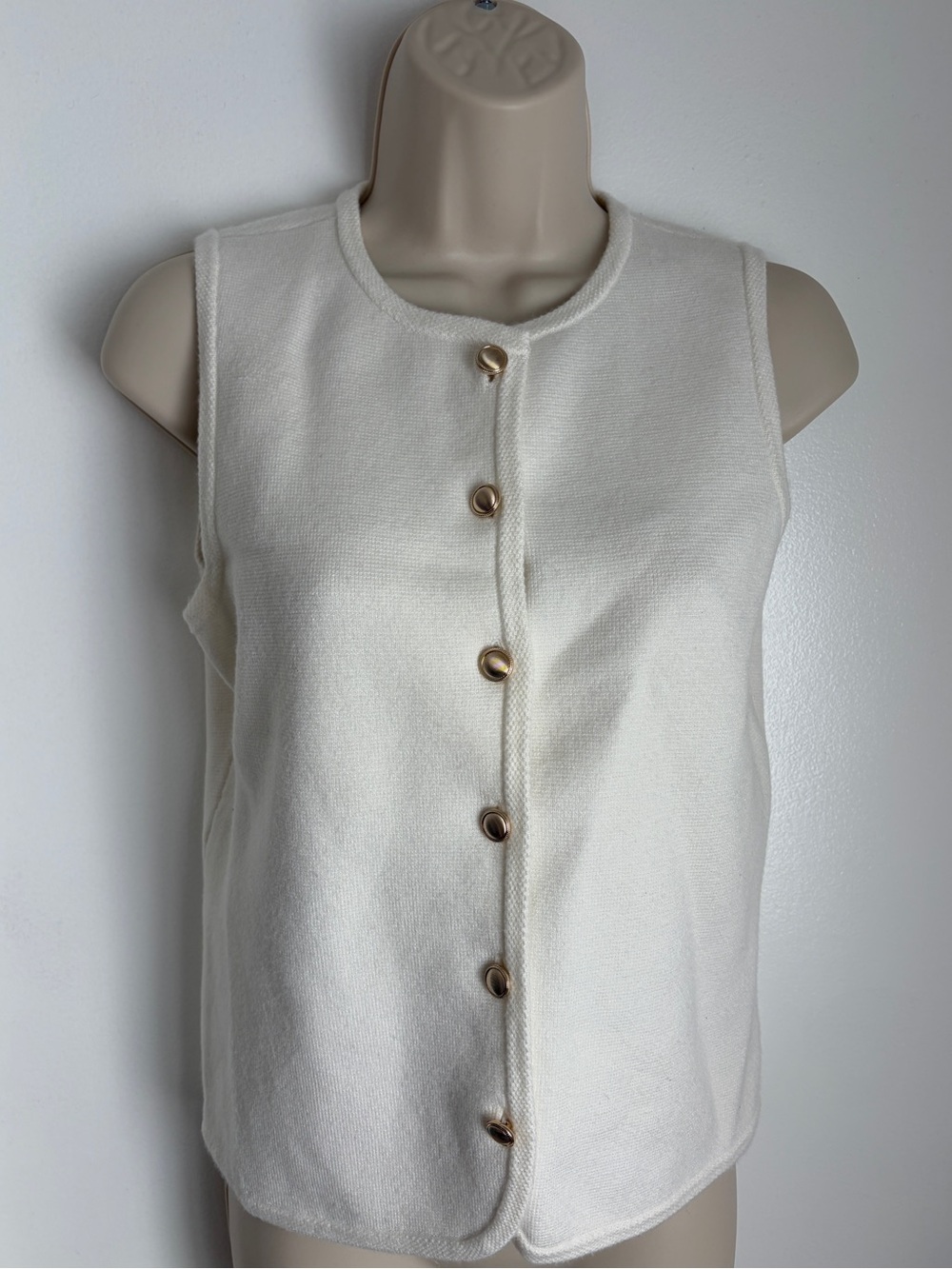 Abercrombie & Fitch Cream Sleeveless Button Front Shell Top (Size Small) - Picture 2 of 4